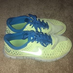Women’s nike free 4.0 shoes!!